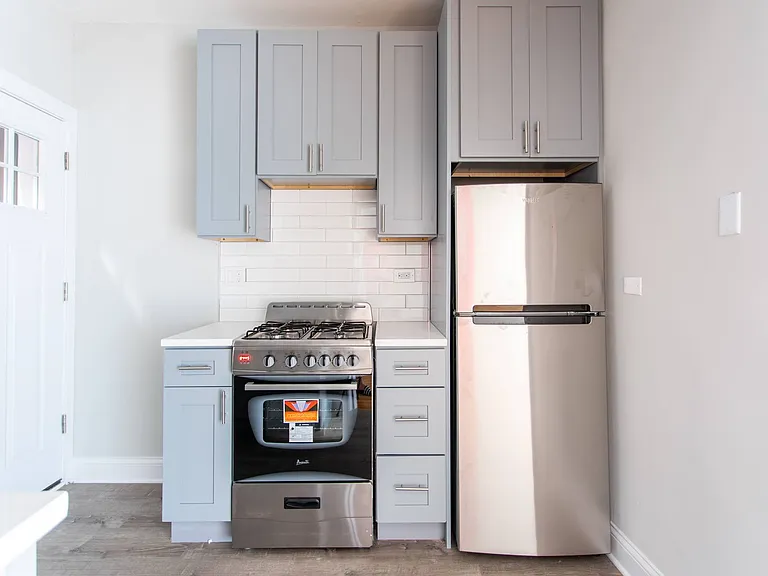 627-41 W Roscoe St — Photo 8