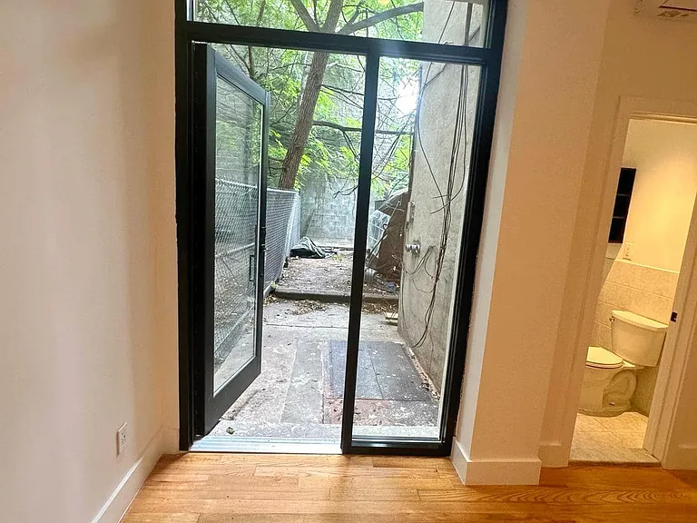 1130 Manhattan Ave #1R — Photo 12
