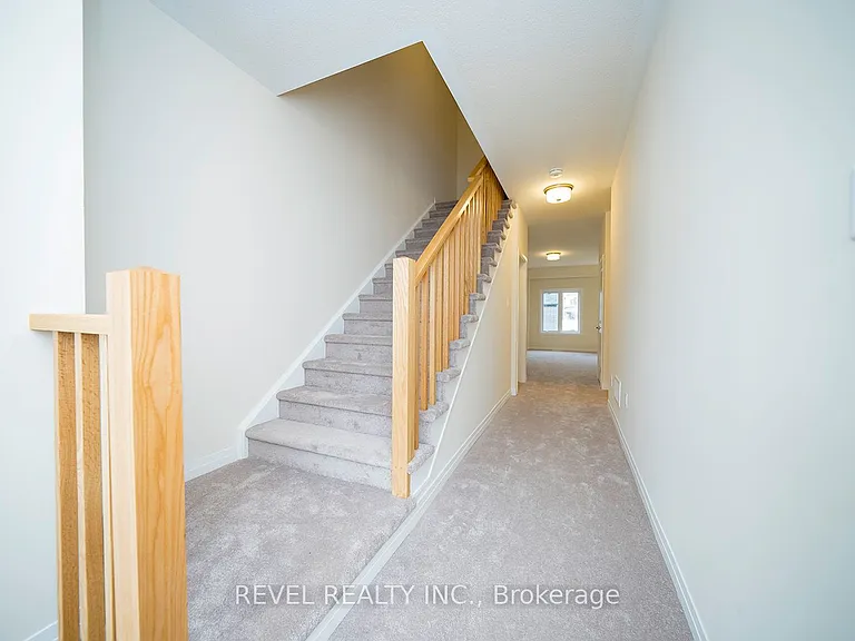 31 Wakeling Dr — Photo 3
