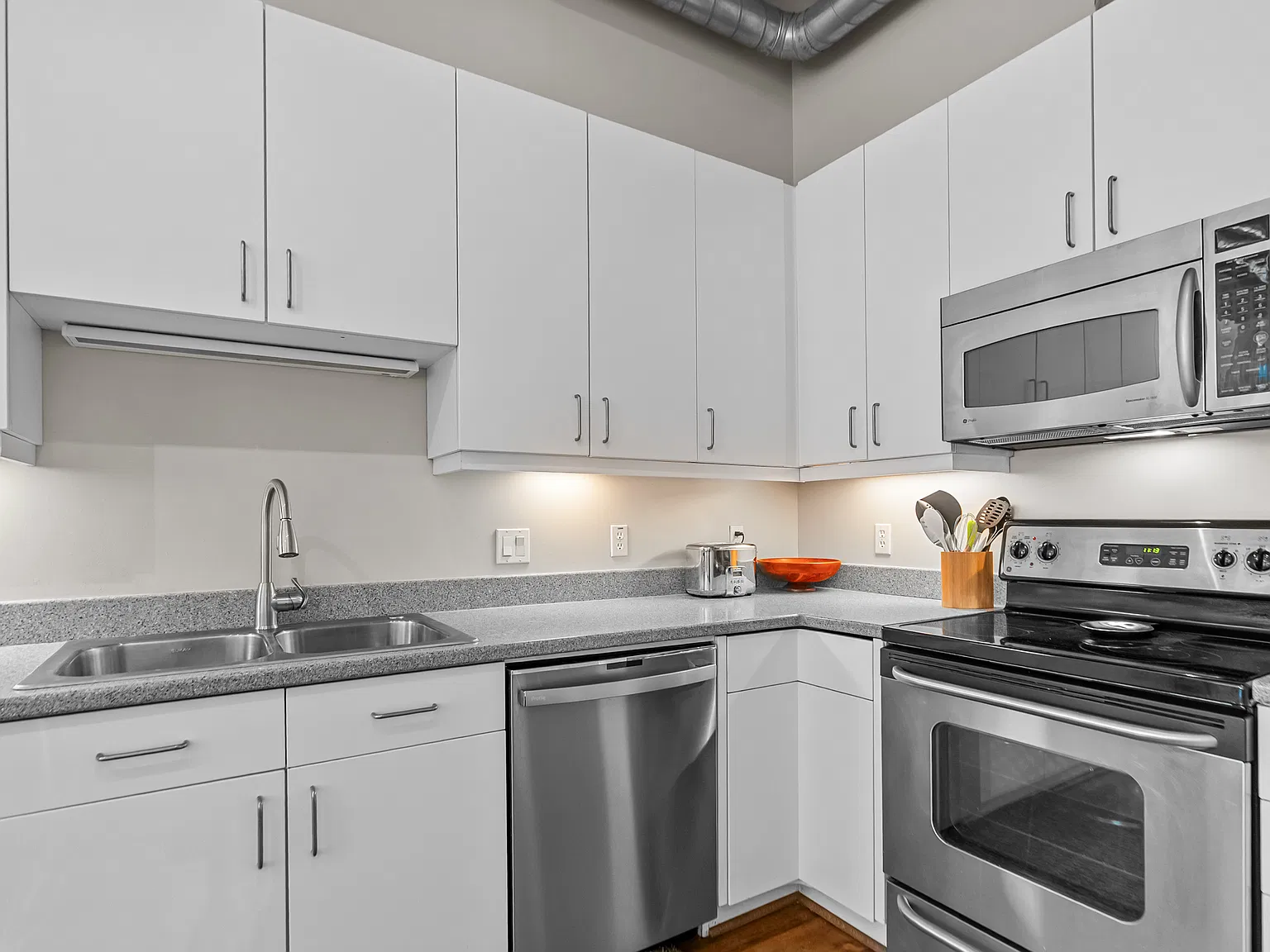 Studio, 707 sqft, $3,500 — Photo 2