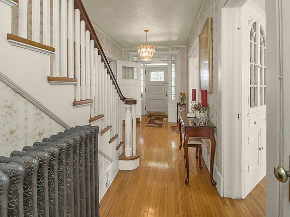 4th image of 451 Lynnhurst Ave E