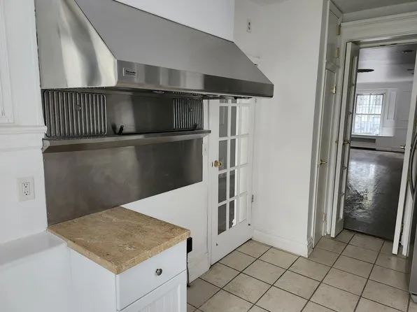 231 East 62nd Street image 7 of 25