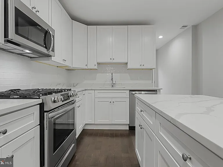 42 E Heath St — Photo 8