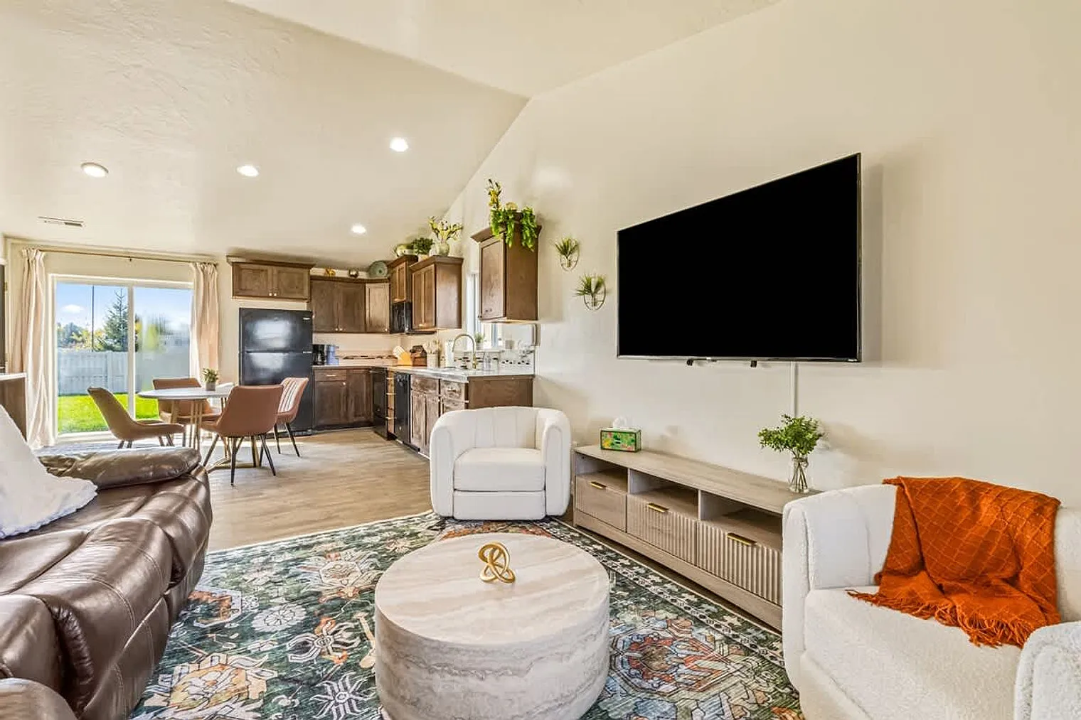 3 bed, 2.0 bath, $5,624 — Photo 2