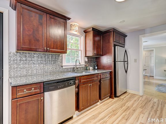 3rd image of 236 Ridgewood Road