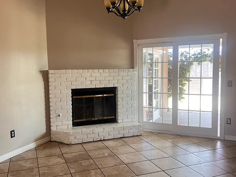 Yucca St — Photo 14