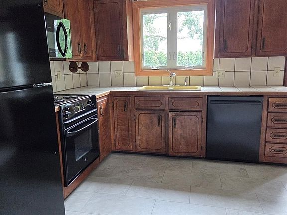 5th image of 64 Woolley Ave