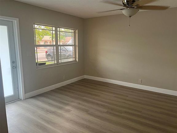 3rd image of 420 SE 13th Dr