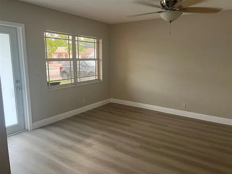 420 SE 13th Dr — Photo 3