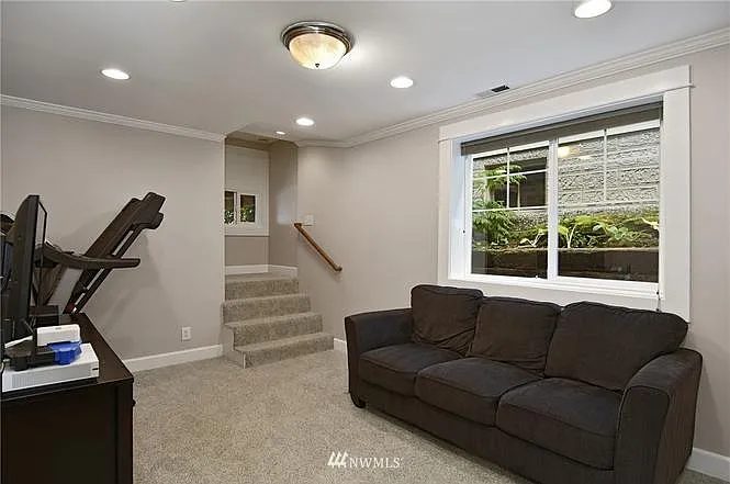 122 NE 56th St — Photo 11