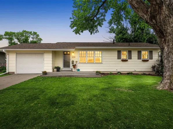 1705 Hillview Dr, Marion, IA 52302
