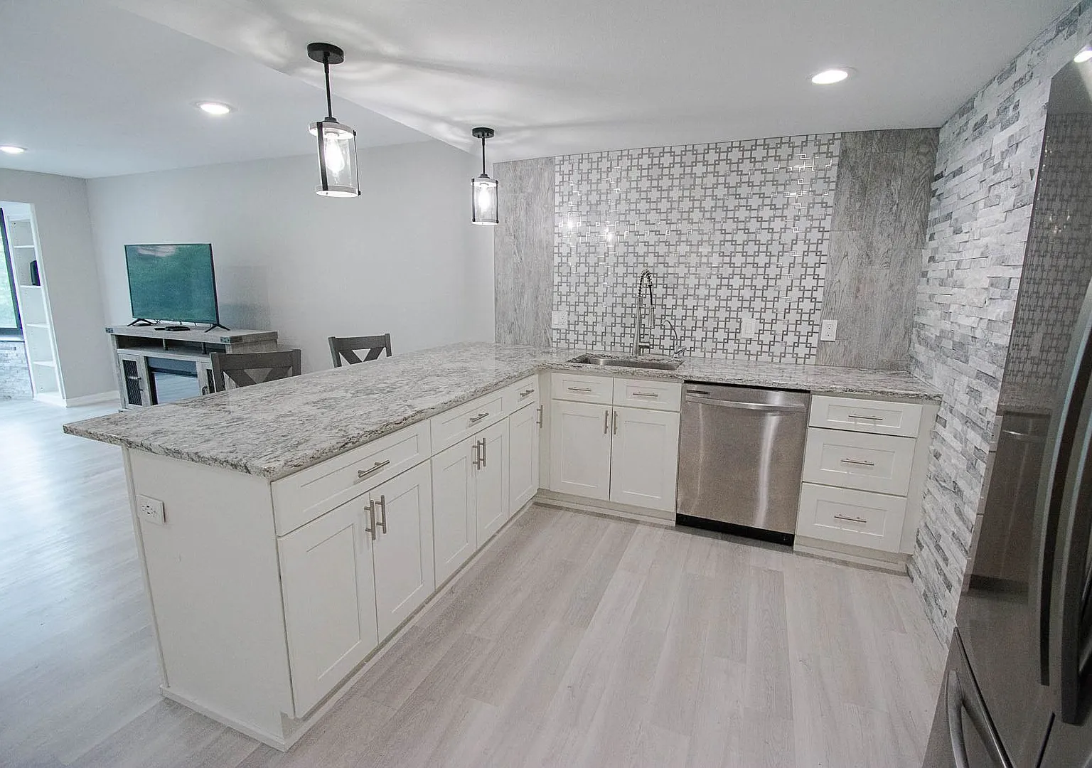 Modern 1BR with Downtown Views, Parking & InUnit Laundry — Photo 3