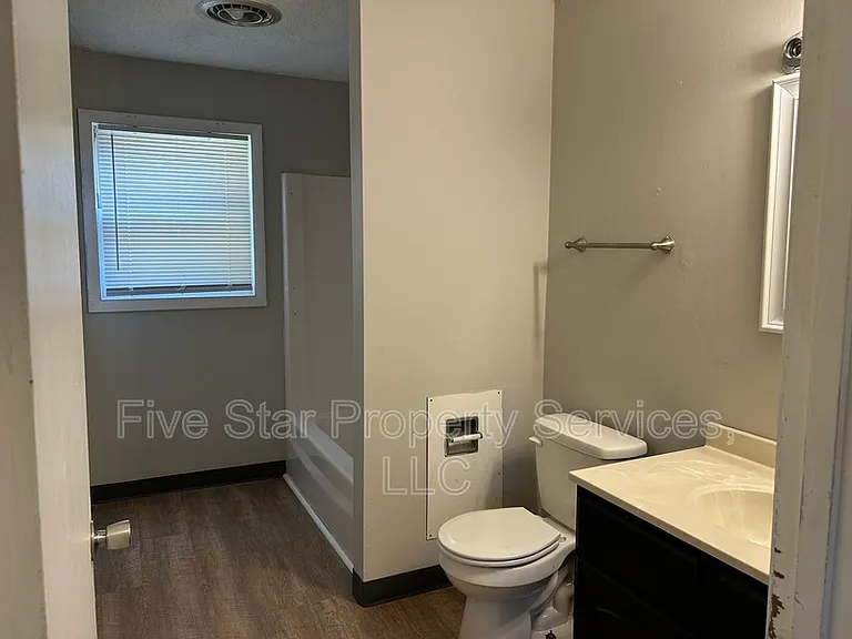 Lake Shore Apartments — Photo 15