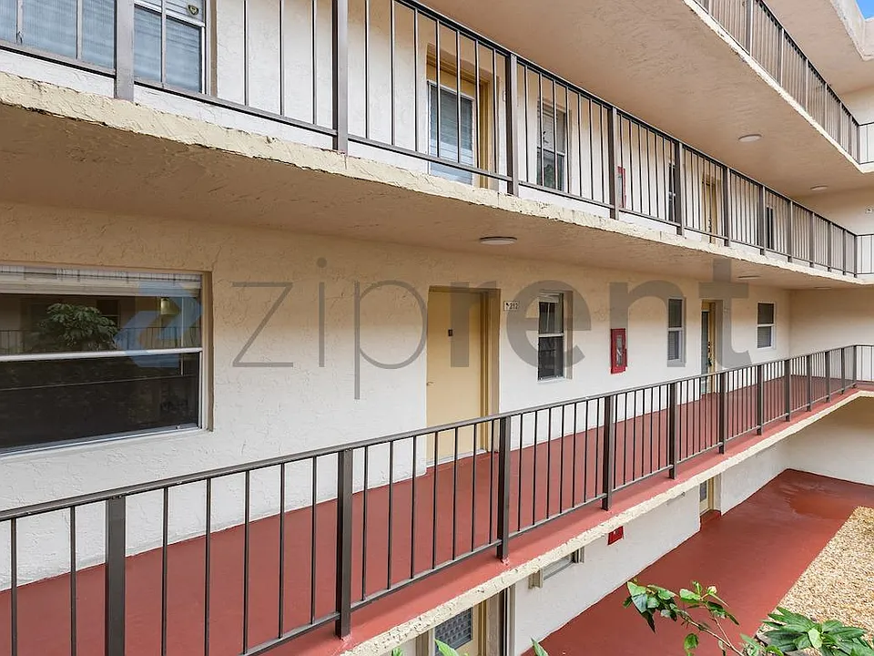2801 Somerset Dr #212