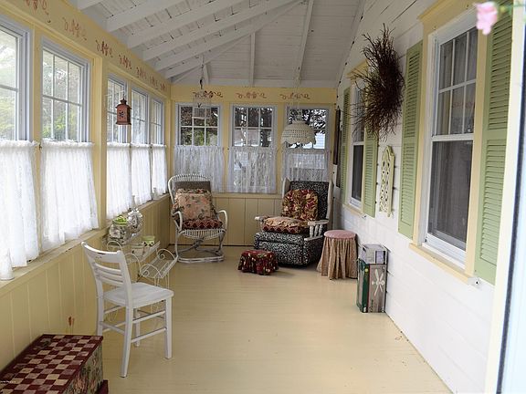 2nd image of 223 Swan Blvd