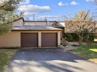 10403 Hunter Ridge Dr, Oakton, VA 22124