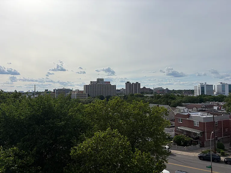 2860 Buhre Ave #5T — Photo 4