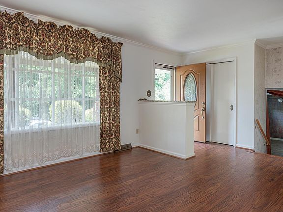 5th image of 822 Halifax Cir