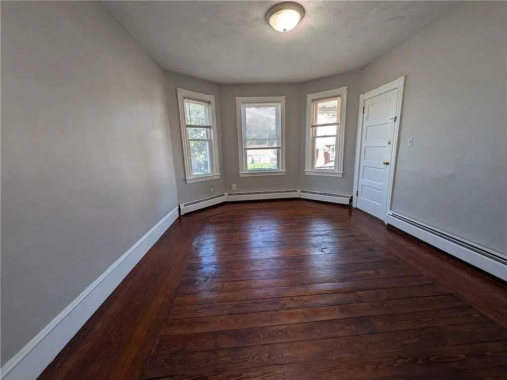 3 bed, 1.0 bath, 1000 sqft, $2,100 — Photo 2