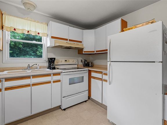 3rd image of 3826 Split Rock Rd