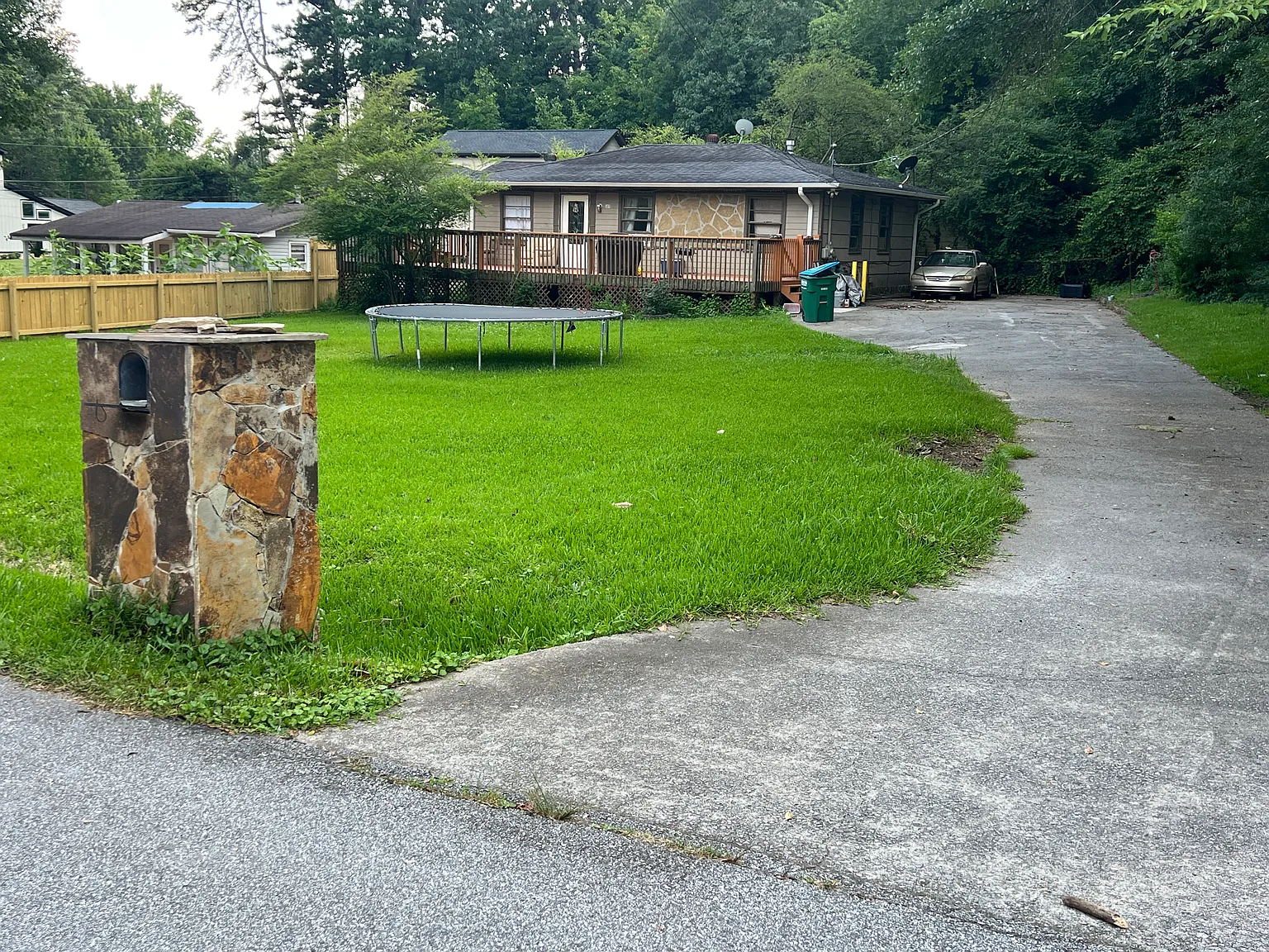 3 bed, 1.5 bath, 864 sqft, $1,650 — Photo 2
