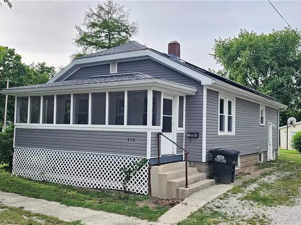 216 W 4th St, Saint Elmo, IL 62458