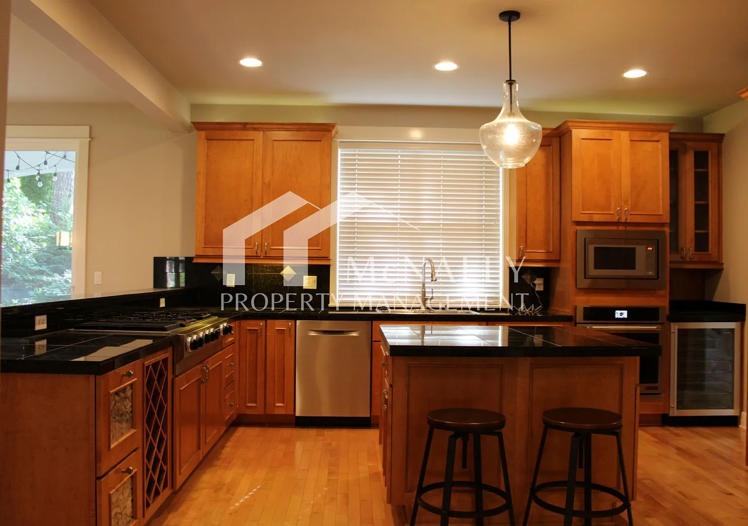 Luxury 3-Bedroom Home in Gated Canterwood Community — Photo 2