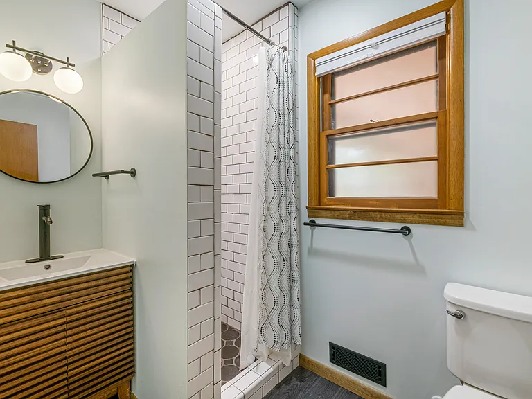 900 N Saint James Pl — Photo 18