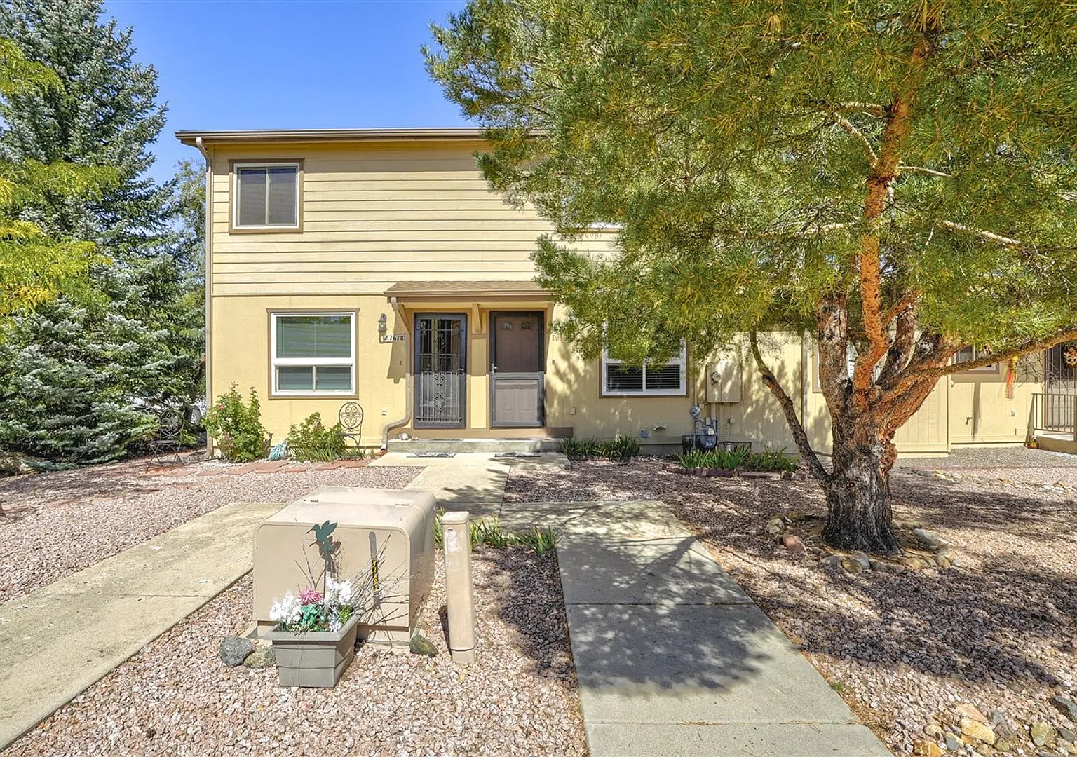 2 bedroom, 2 bath townhome in Prescott with new paint and flooring — Photo 3