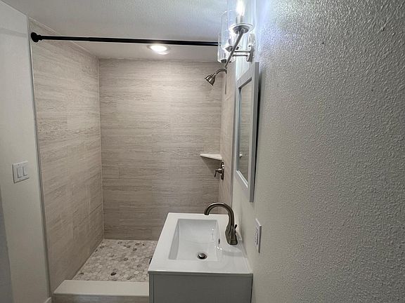 Spacious shower!