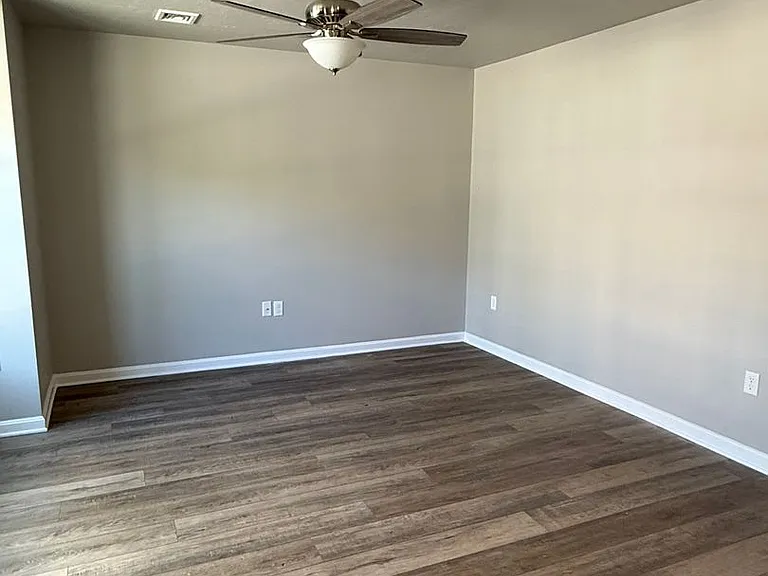 646 N College St — Photo 3