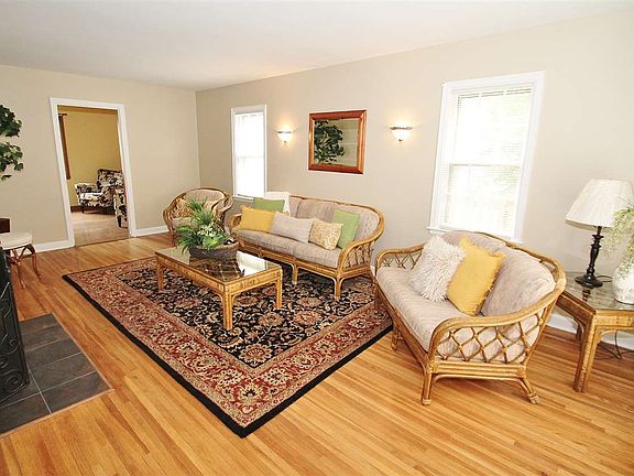 2nd image of 2107 Cumberland St