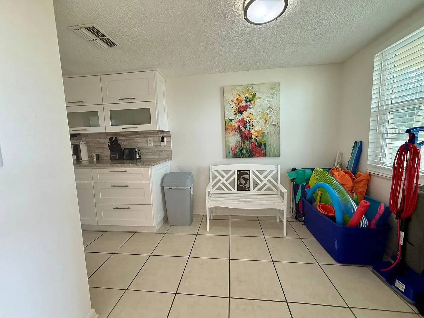 Beatifully Updated Beach Condo Fully Furnished Annual Rental 2/2 — Photo 4