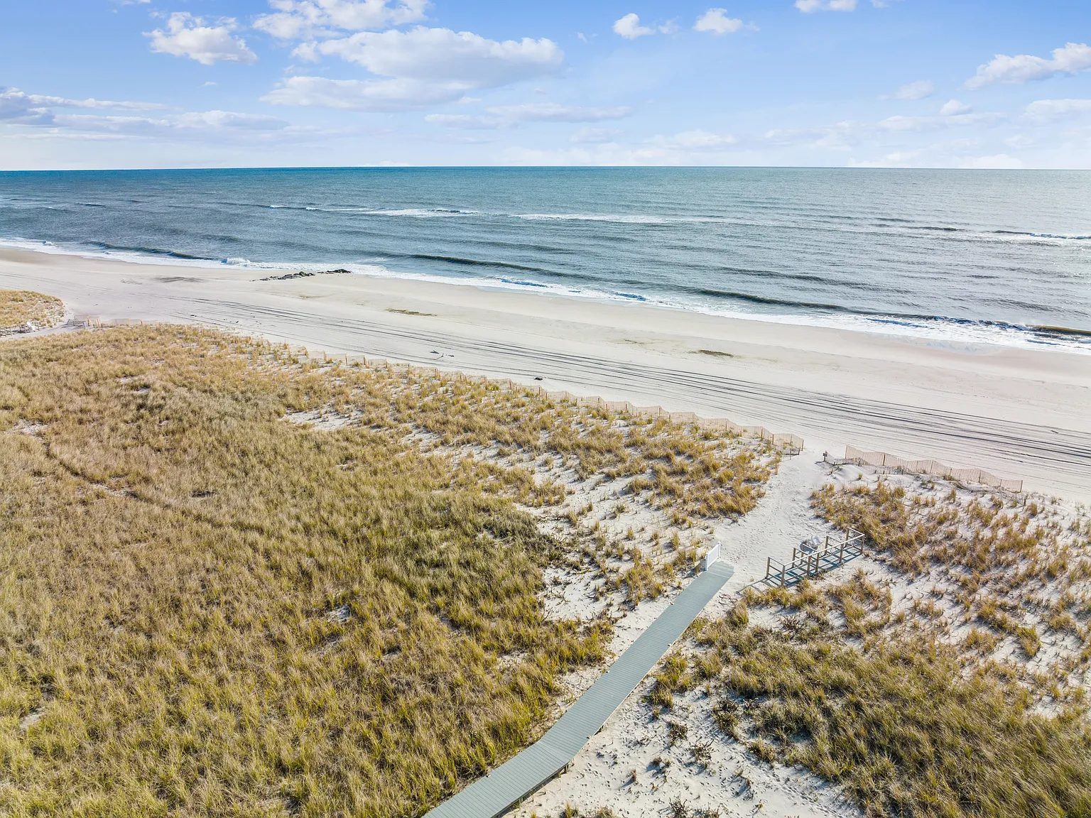Oceanfront Living with Amenities — Photo 2