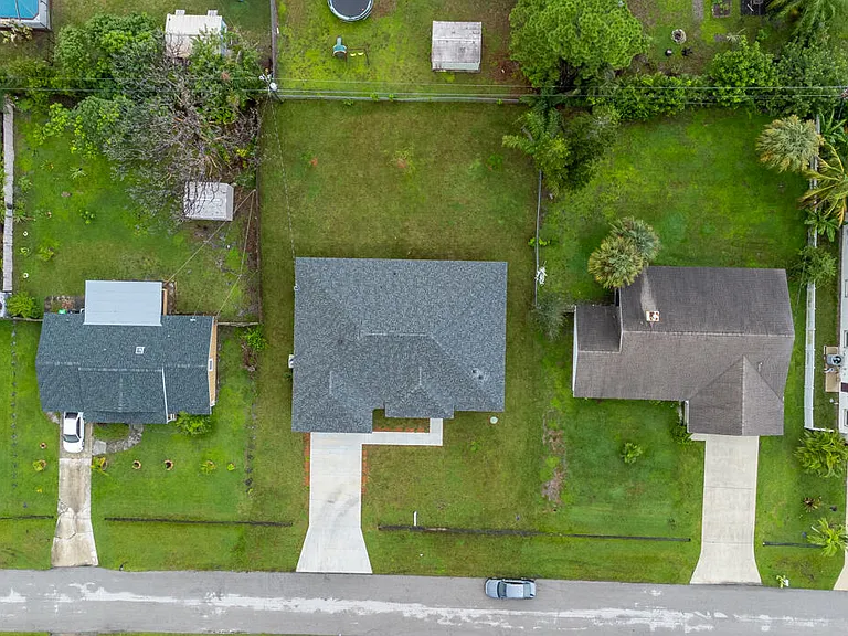 1143 SW Estaugh Ave — Photo 3