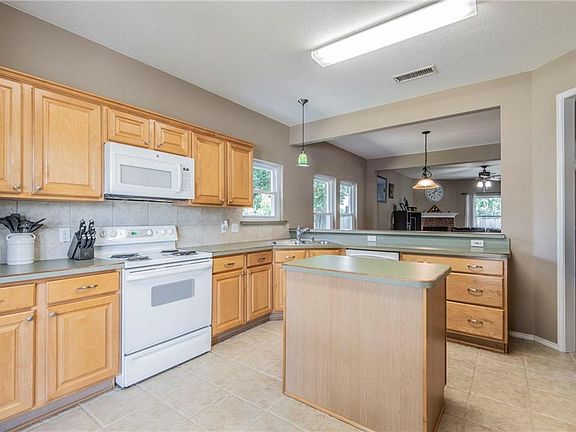 5th image of 308 Mary Kay Ct