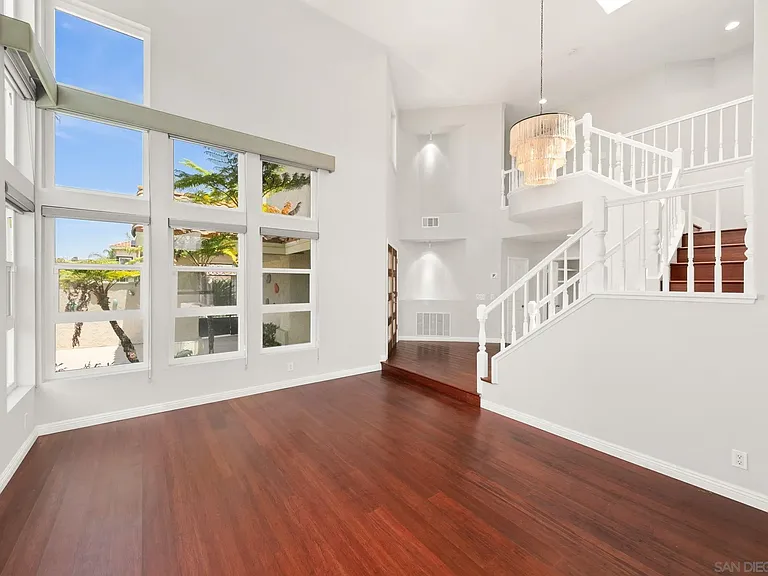 1068 Pacific Hill St — Photo 8