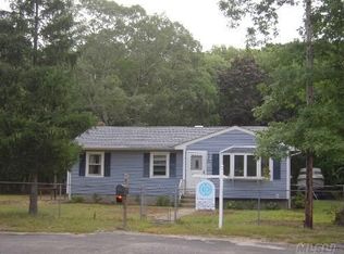 40 Smith St, Flanders, NY 11901