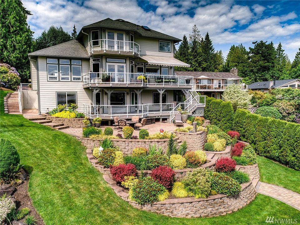 Welcome to the Lake House!  Amazing patio with gas fire pit along with fountain to enjoy the serenity and watch the eagles soar!!