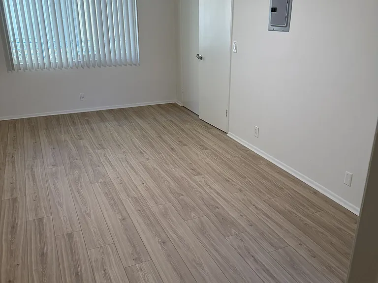 4310 Ventura Cyn Ave — Photo 21