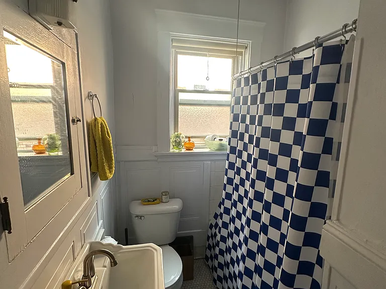 Bathroom w/ tub
