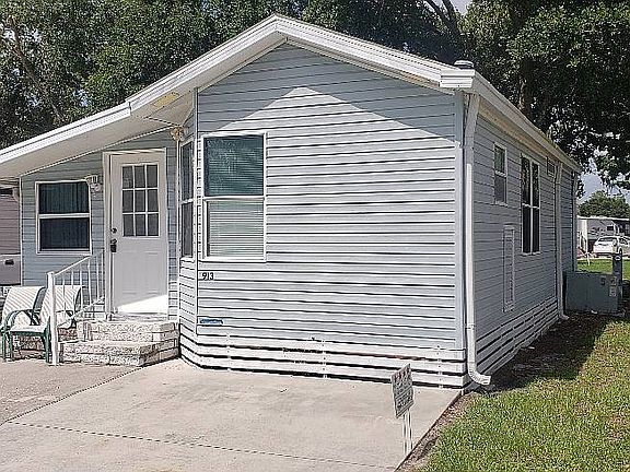 2nd image of 913 Savanna Dr