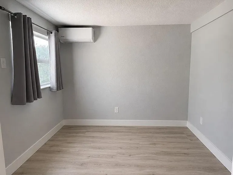 1842 Edgewater Dr — Photo 9