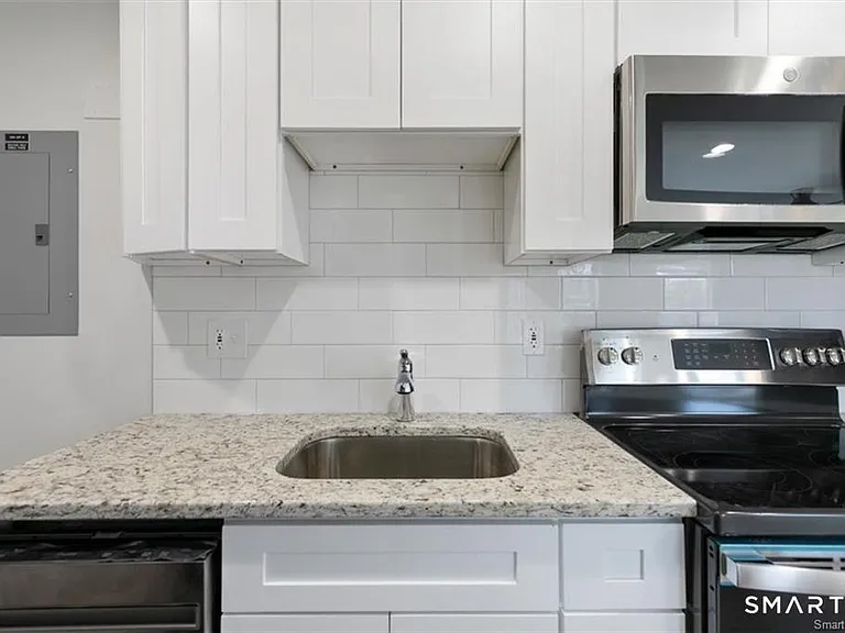 1091 Whalley Ave #B — Photo 3