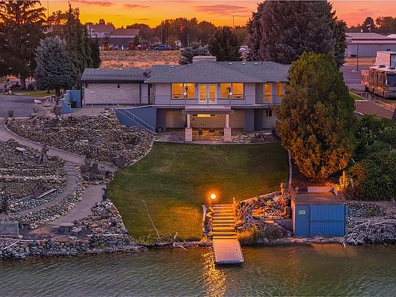 2nd image of 2928 W Marina Drive