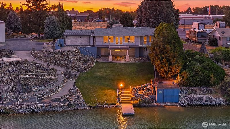 2nd image of 2928 W Marina Drive