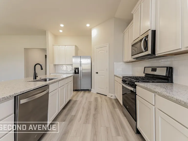 2121 Meadow Dr — Photo 6