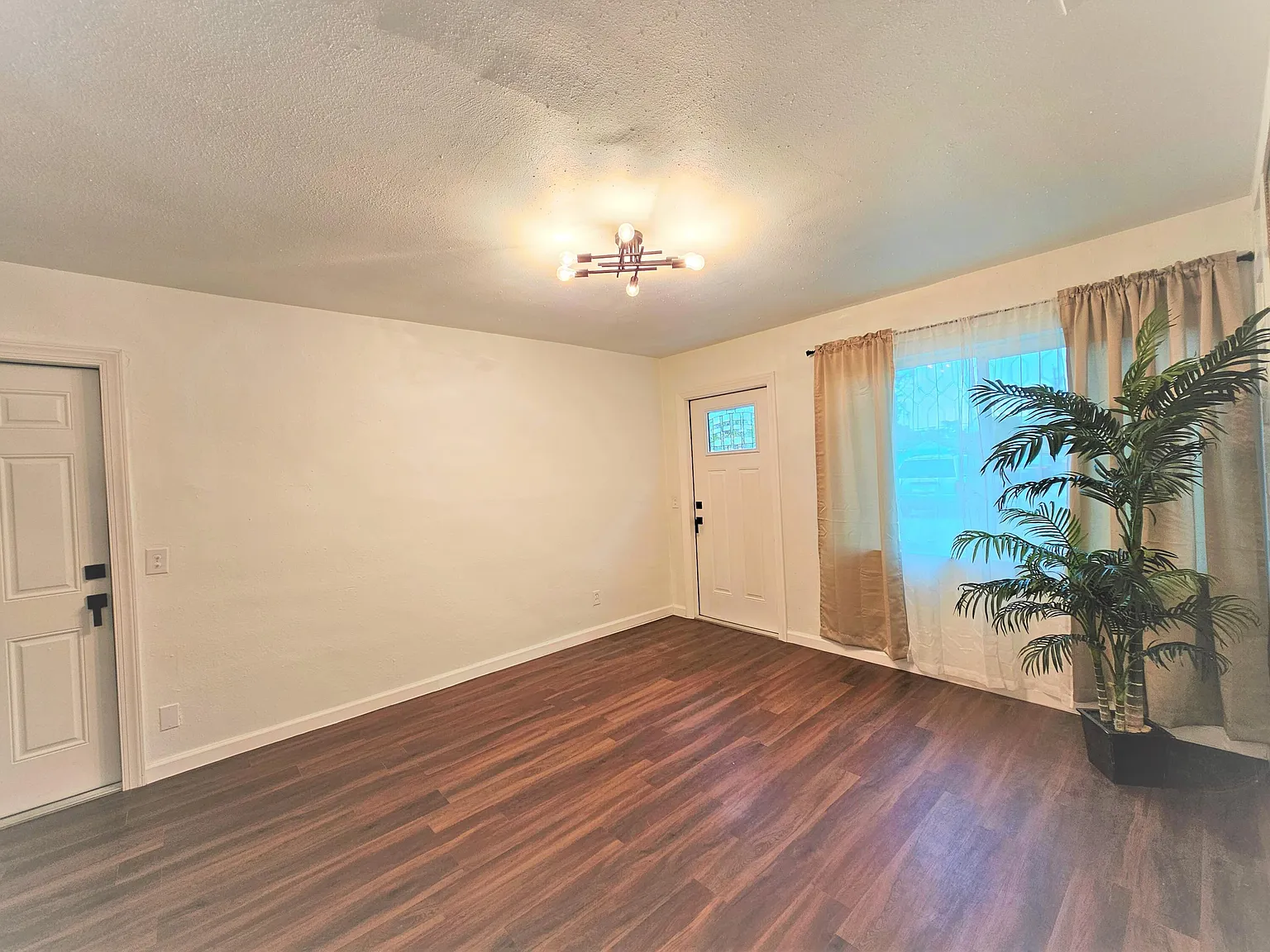 3 bed, 2.0 bath, 924 sqft, $2,000 — Photo 4