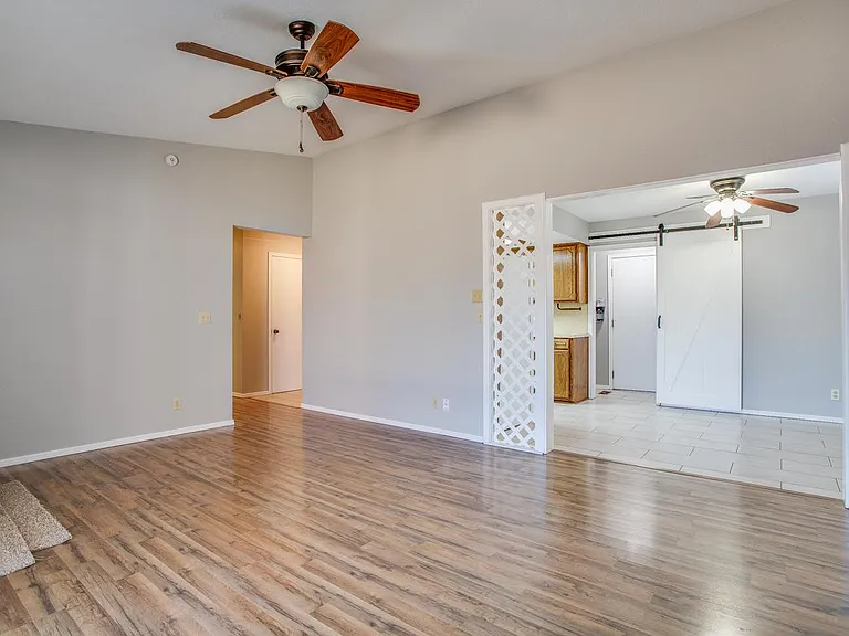2613 Liberty Ln — Photo 4