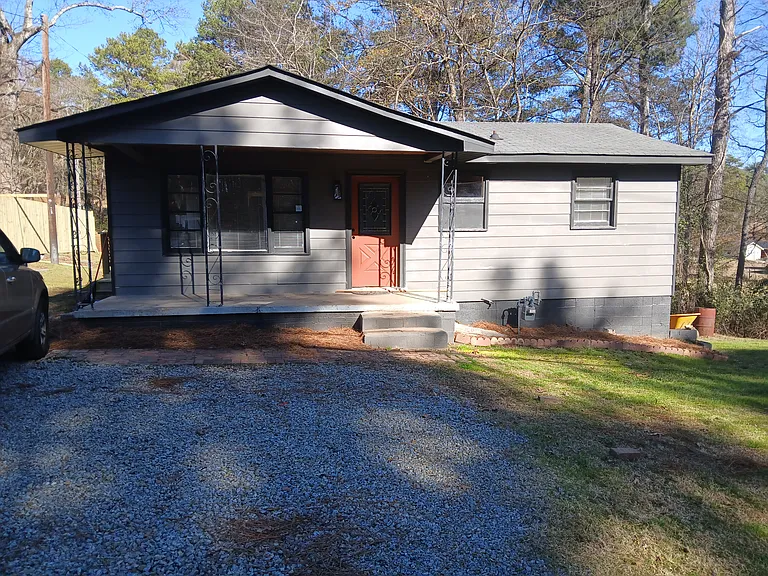 943 Chulio Rd SE — Photo 2